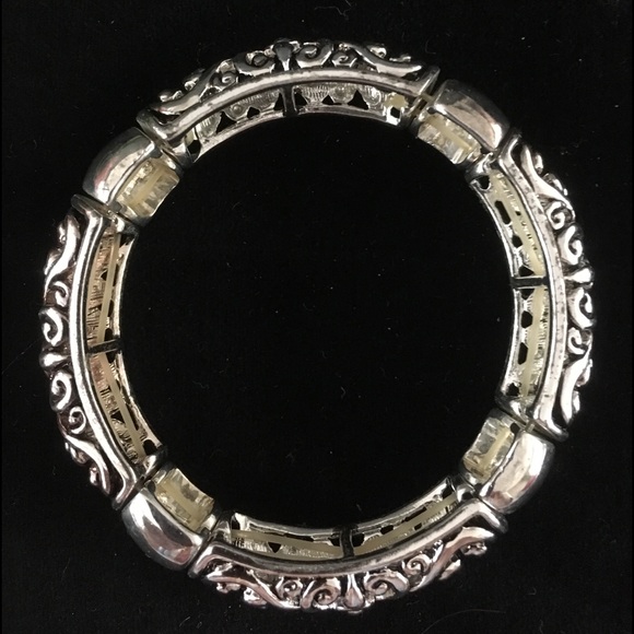 NWOT Bangle Bracelet in Silver - Picture 1 of 4